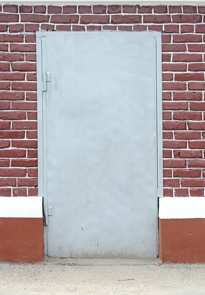 Кирпичная стена с дверным фоном — стоковое фото