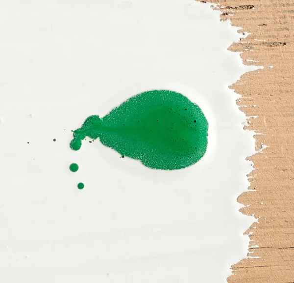 Primer plano de las gotas de pintura verde sobre fondo blanco — Foto de Stock