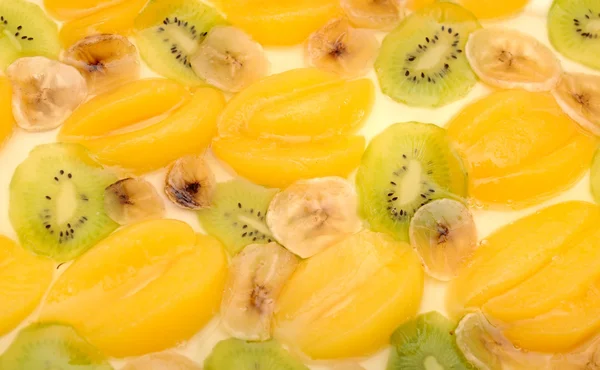 Gâteau à l'abricot frais avec banane et kiwi — Photo