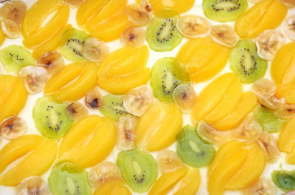 Fresh apricot cake with banana and kiwi — Stock Photo, Image