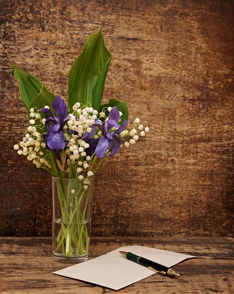 山谷的百合花的蓝色鸢尾花的静物花束 — 图库照片