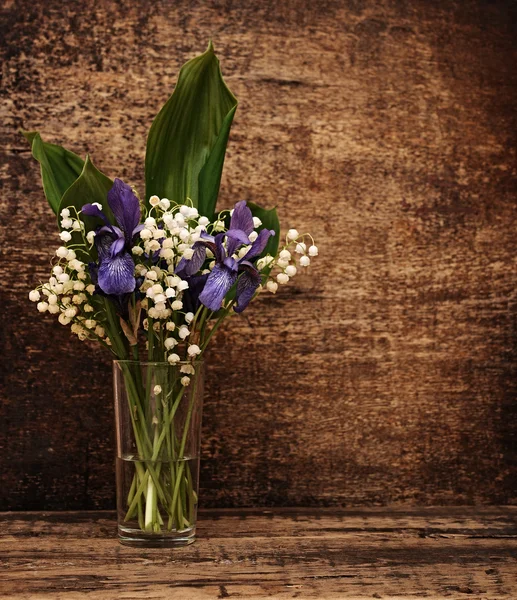 Bouquet nature morte de lis de la vallée aux iris bleus — Photo