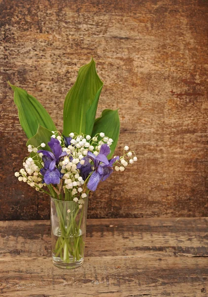 Zátiší kytice Konvalinka s modrými duhovkami — Stock fotografie