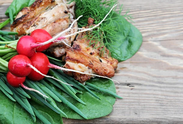 Carne sobre madera: pollo a la parrilla con cebolla, rábano y espinacas o —  Fotos de Stock