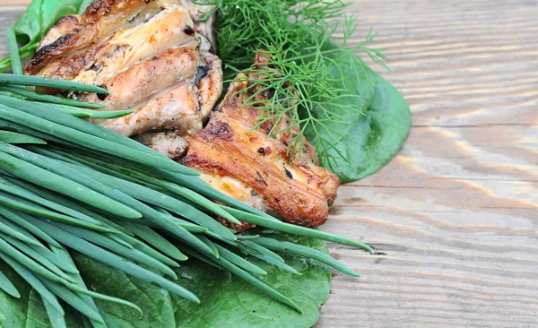 Pollo a la parrilla con cebolla, eneldo, rábano y espinacas en t de madera — Foto de Stock