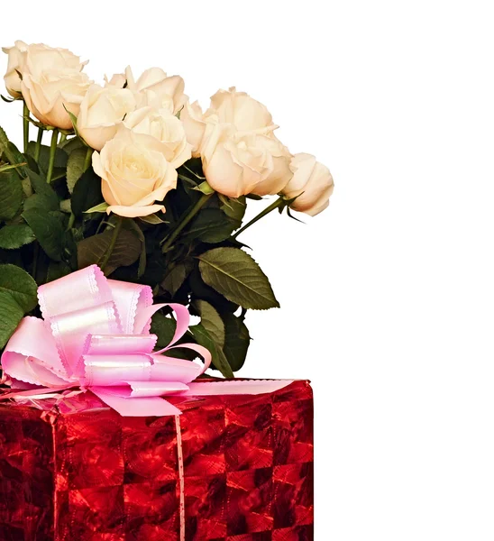 美丽的玫瑰和孤立在白色背景上的礼品盒 — 图库照片