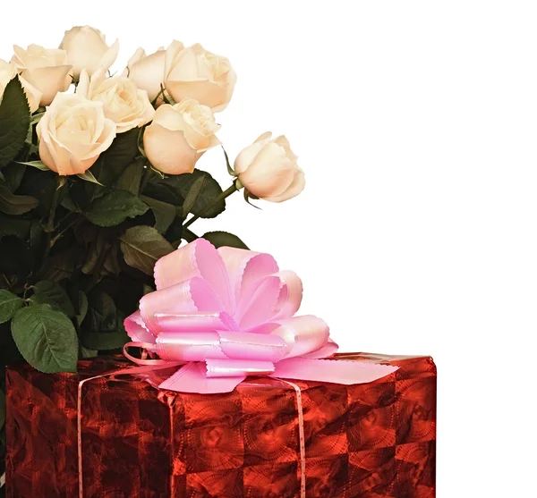 Boeket mooie rozen en giftdoos geïsoleerd op een witte pagina — Stockfoto