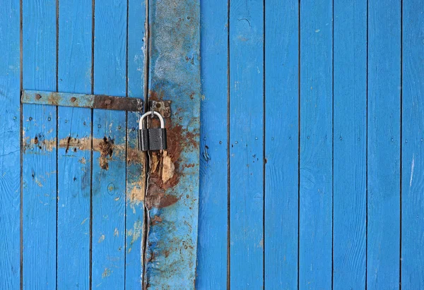 Kłódka drewniane drzwi — Zdjęcie stockowe