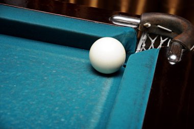 Ceplerini yakınındaki beyaz Rus bilardo topu