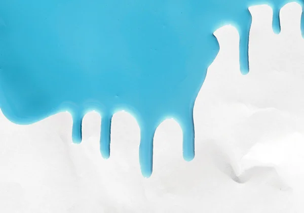 Bunte Farbe tropft isoliert auf weißem Hintergrund — Stockfoto