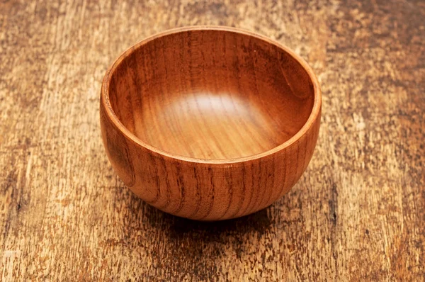 Tigela de madeira fabricada vazia. utensílio de cozinha — Fotografia de Stock