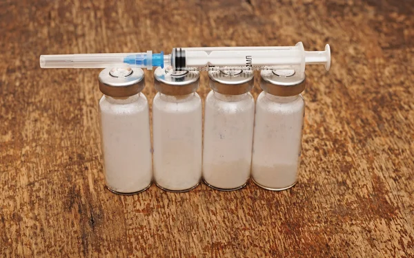 Ahşap zemin üzerine aşı şişeleri — Stok fotoğraf