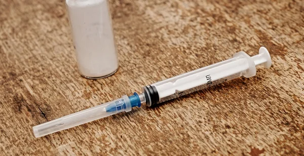 Fiolek szczepionki na drewniane tła — Zdjęcie stockowe