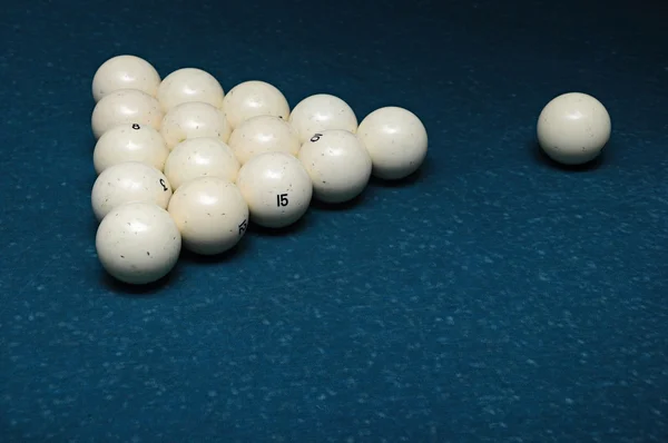 Пятнадцать белых бильярдных шаров на зеленом столе — стоковое фото
