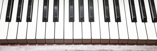 Primo piano del tasto del pianoforte. Bianco e nero — Foto Stock