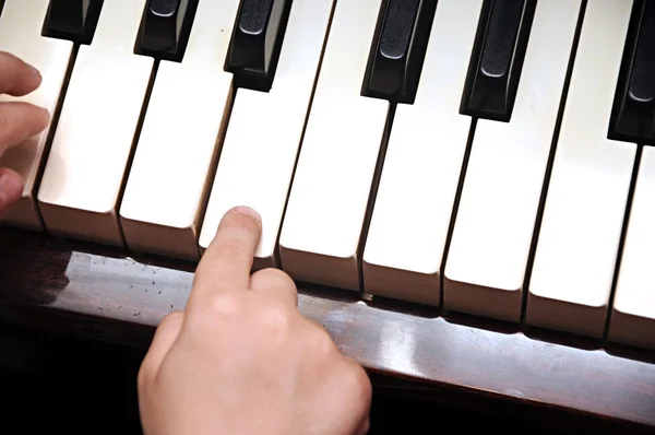 Zongora a gyermek kezét — Stock Fotó