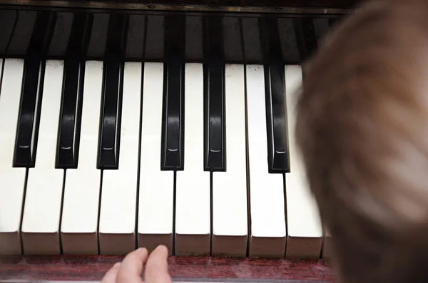 かわいい赤ちゃんはピアノを果たしています。. — ストック写真