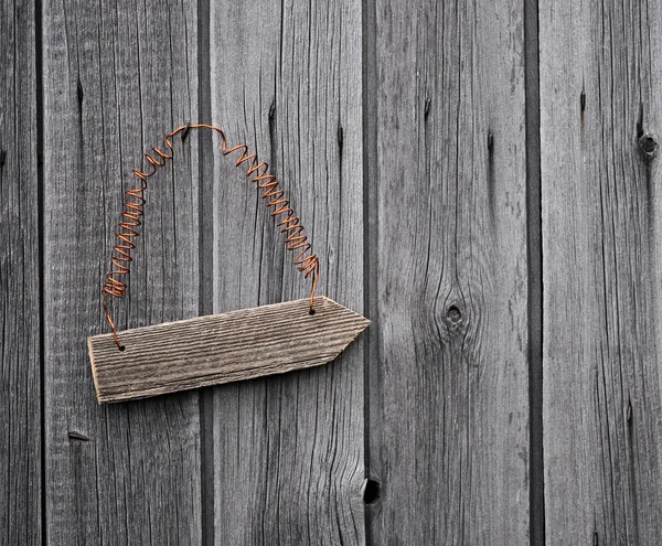 Oude teken op noodlijdende houten muur — Stockfoto