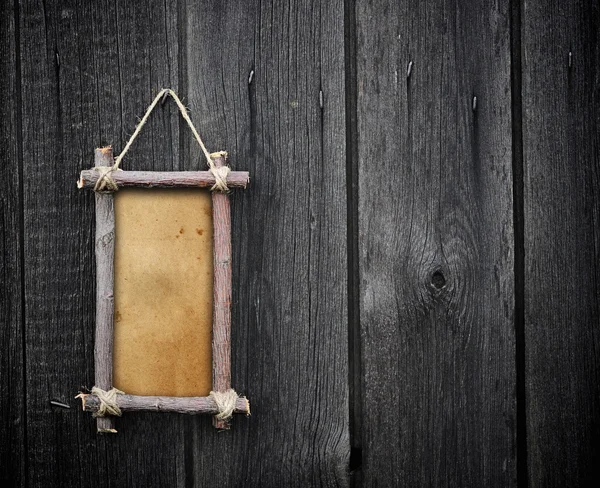 Houten plank hangend aan de muur — Stockfoto