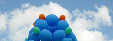 Mavi gökyüzü karşı renkli balonlar