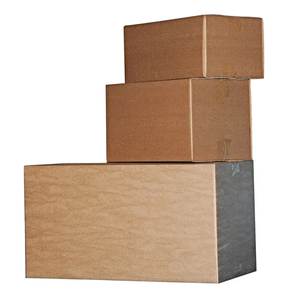 Cajas de cartón marrón dispuestas en pila sobre fondo blanco —  Fotos de Stock