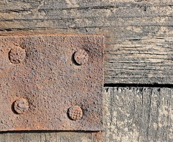 Пустая ржавая металлическая пластина на деревянном фоне — стоковое фото
