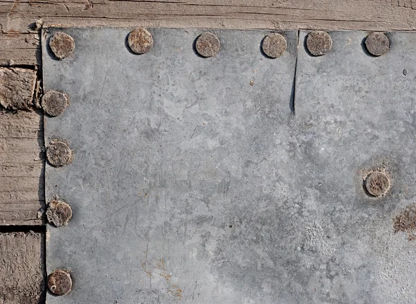 Placa metálica envejecida vacía sobre fondo de madera —  Fotos de Stock