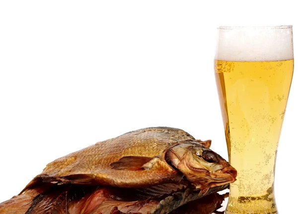 Cerveja e peixe fumado em um fundo branco — Fotografia de Stock