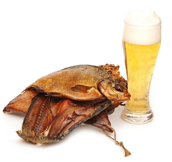 Много копченой рыбы и чашки пива на белом фоне — стоковое фото