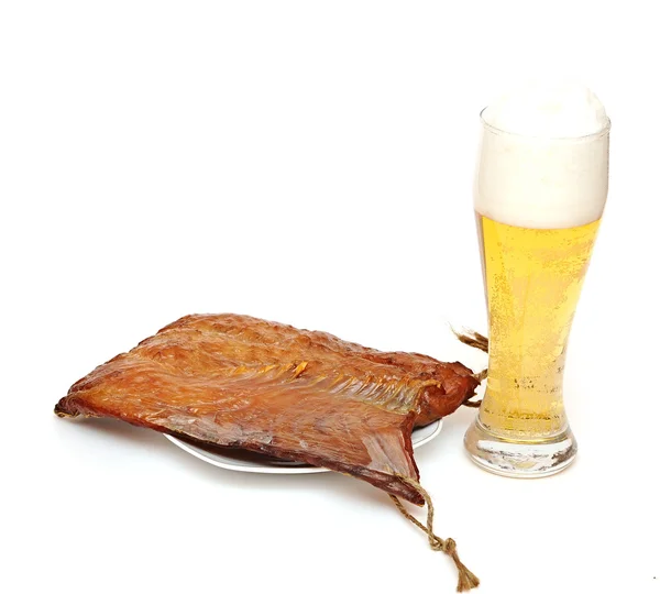 Beyaz arka planda füme balık ve bir bardak bira. — Stok fotoğraf