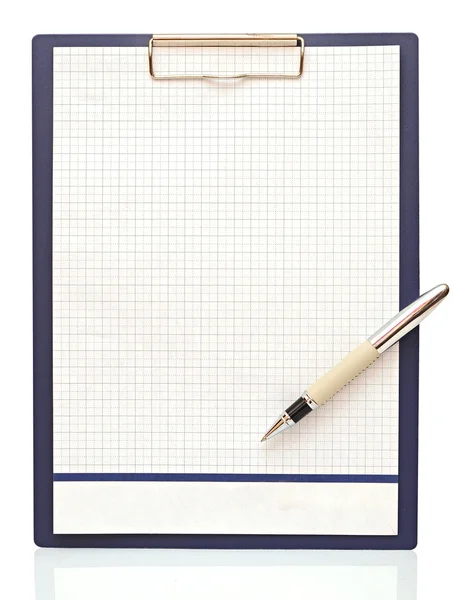 Urklipp med blankt papper och penna på vit bakgrund — Stockfoto