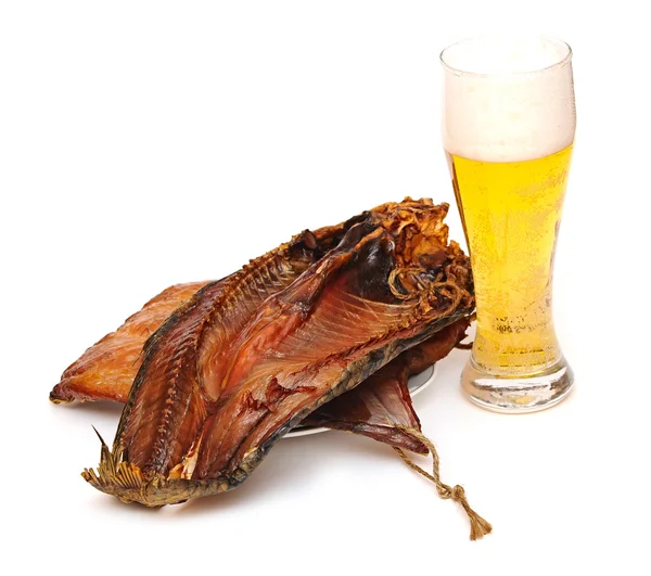Copo de cerveja leve com o peixe em um fundo branco — Fotografia de Stock