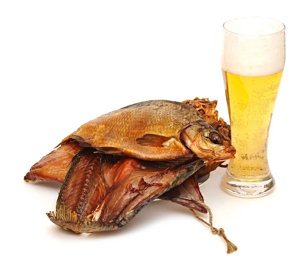 Καπνιστό ψάρι με μια μπύρα σε λευκό φόντο — Φωτογραφία Αρχείου