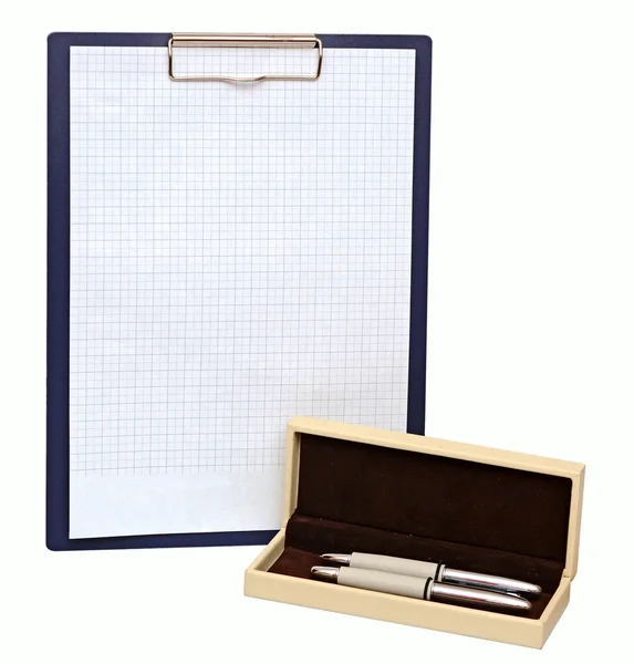 Lege zwarte Klembord met een pen geïsoleerd op witte achtergrond — Stockfoto