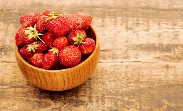 Färska jordgubbar i en kopp — Stockfoto
