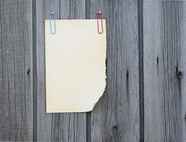 Lege nota papier op een houten bord — Stockfoto