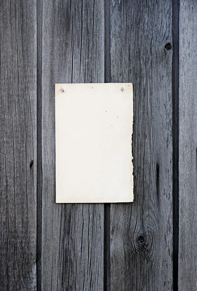 木製の背景にグランジ メモ紙のクローズ アップ — ストック写真