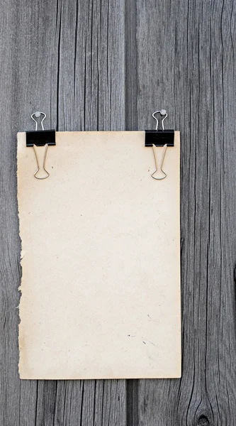 Czarny i stary pusta notatka papier powiesić na panelu wood — Zdjęcie stockowe