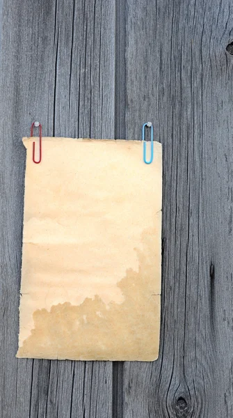 Schreiben von altem Notizpapier auf Holzgrund — Stockfoto