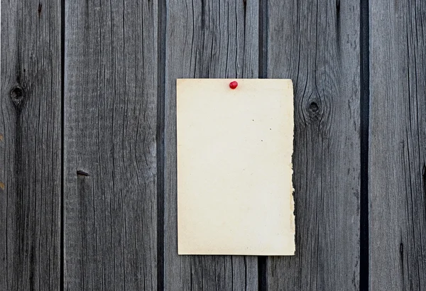 在木板上的空白便笺纸 — 图库照片