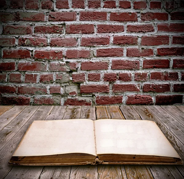 Stará kniha otevřená na dřevěném stole — Stock fotografie