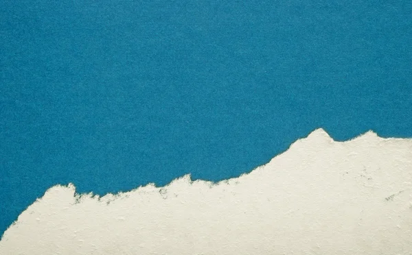 Порванная бумага с местом для текста — стоковое фото