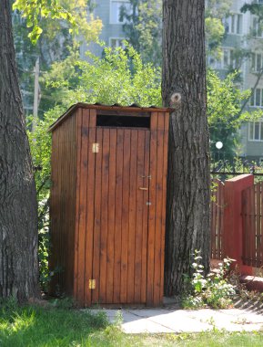 Yaz aylarında küçük ahşap açık havada tuvalet.