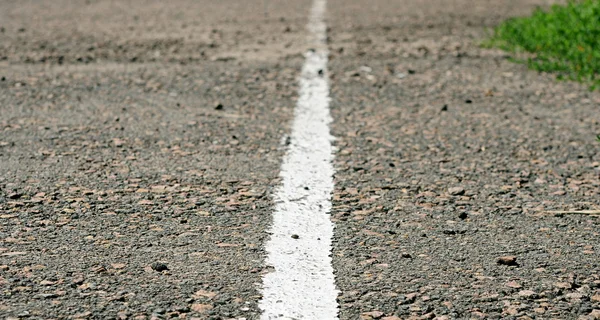Eski asfalt yol ile beyaz çizgi — Stok fotoğraf