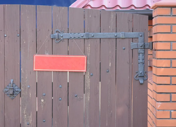 Oude hek met leeg bord — Stockfoto