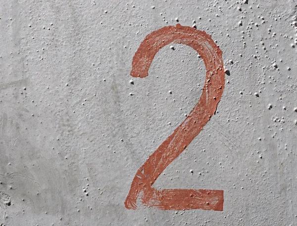 2 - alte braune handgeschriebene Zahl auf silbernem Grunge-Hintergrund — Stockfoto