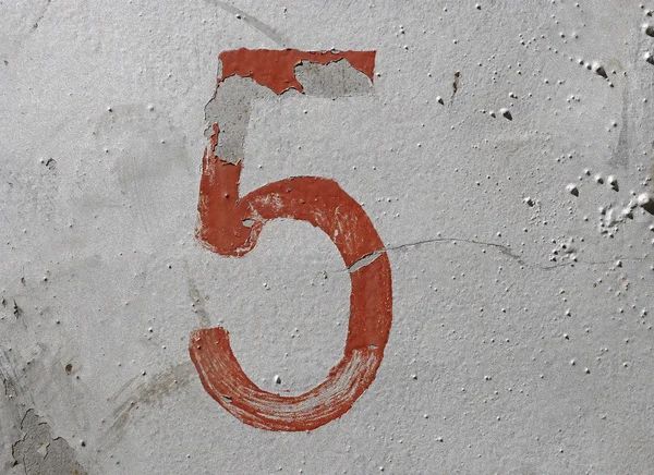 5 - viejo número escrito a mano marrón sobre fondo de plata grunge — Foto de Stock