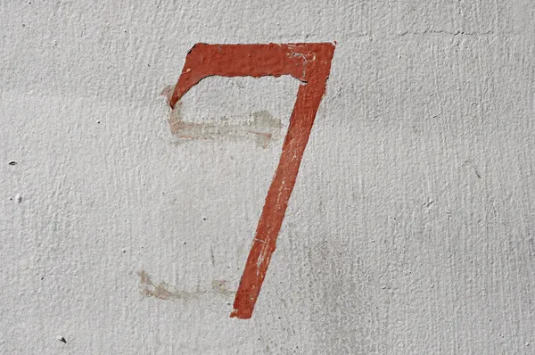 7 - viejo número escrito a mano marrón sobre fondo de plata grunge — Foto de Stock