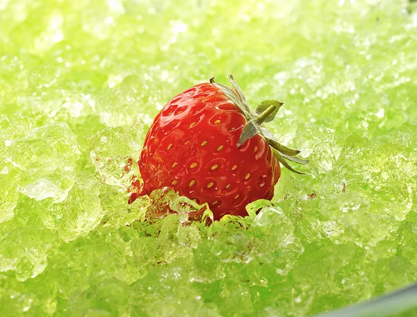 绿色冰上草莓 — 图库照片