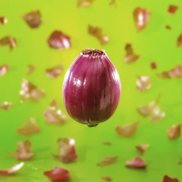 Pelar una cebolla roja — Foto de Stock